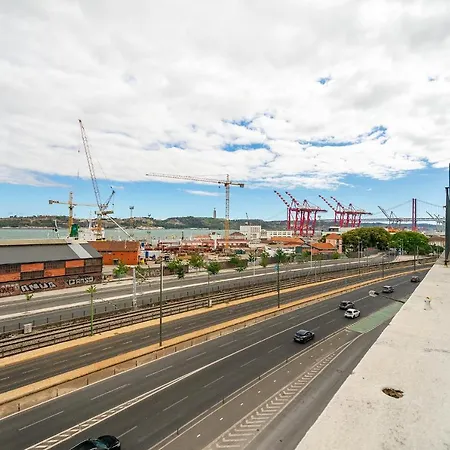 Апартаменты Whome Riverside View 2-bed For Remote Workers & Digital Nomads *